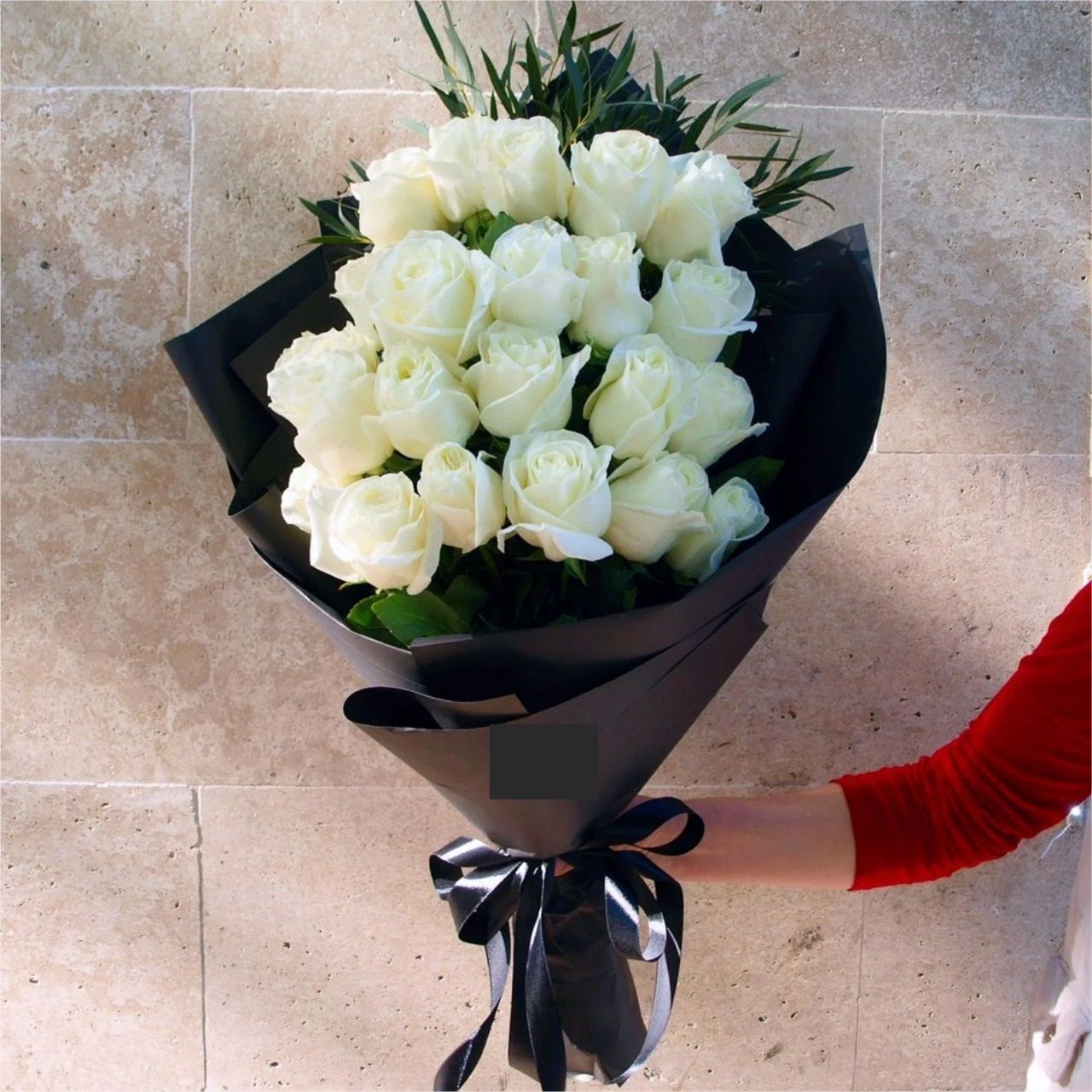 Белые розы в черной упаковке
