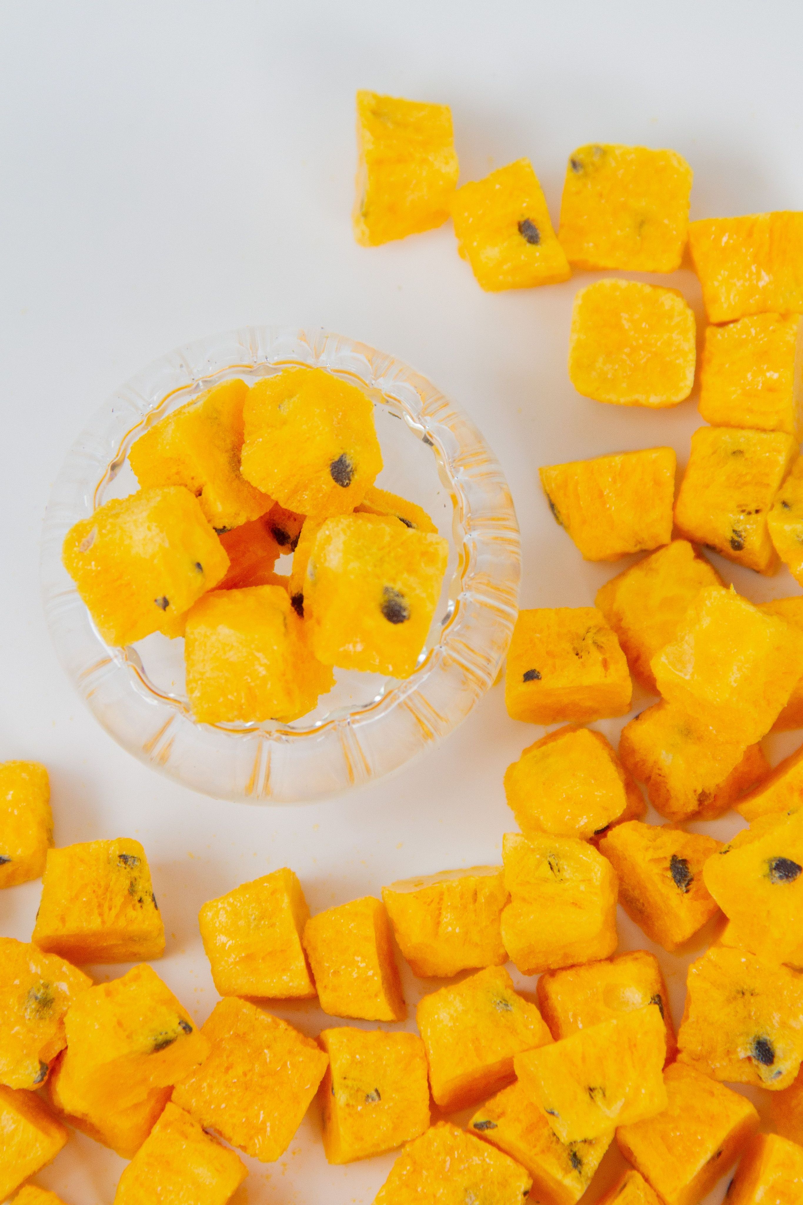 Маракуйя заморозка. Маракуйя шоковой заморозки кубик. Маракуйя кубиками. Маракуйя кубиками. Манго кубик замороженный.