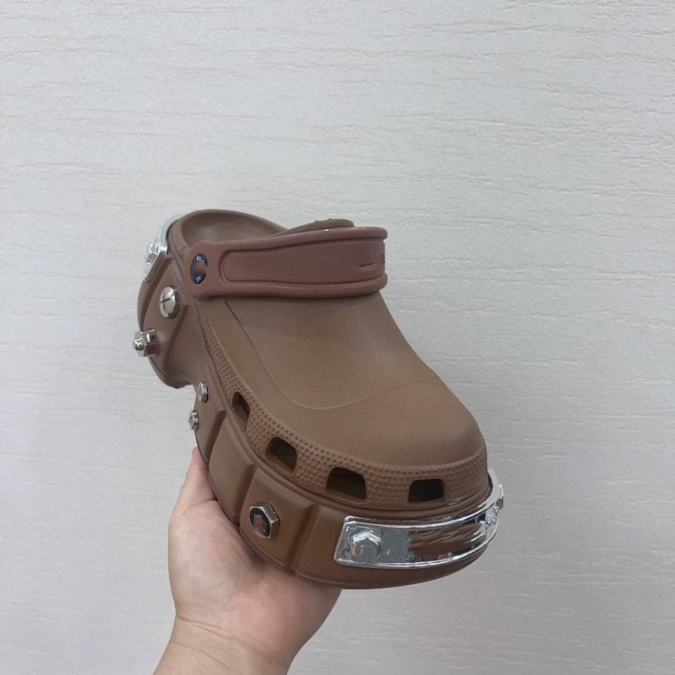 Сабо баленсиага. Balenciaga Clog. Сабо Balenciaga. Баленсиага деревянные туфли. Одежда с сабо Баленсиага.