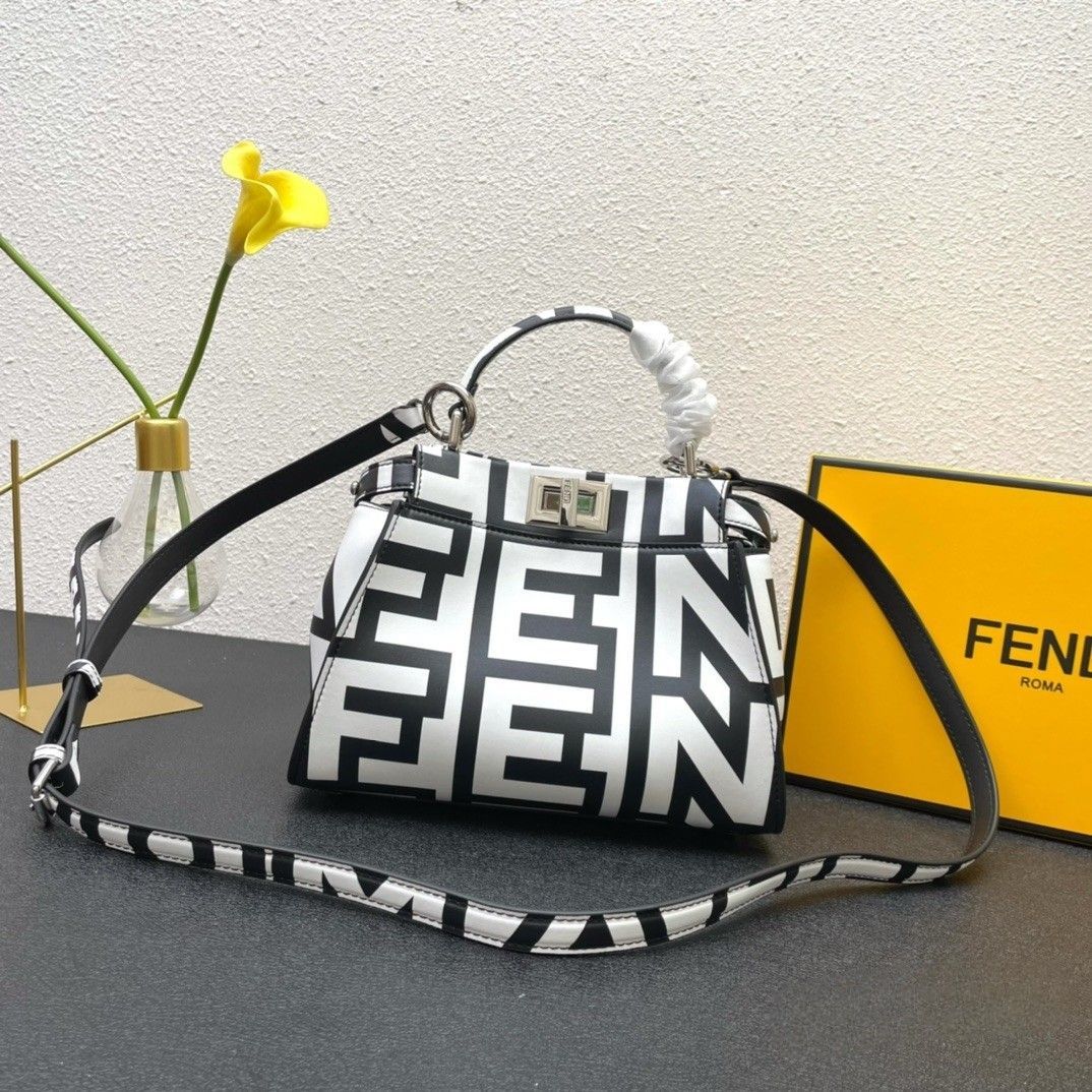 Fendi roma сумки. Саквояж Фенди. Сумки Фенди с логотипом. Fendi сумка маленькая для телефона.