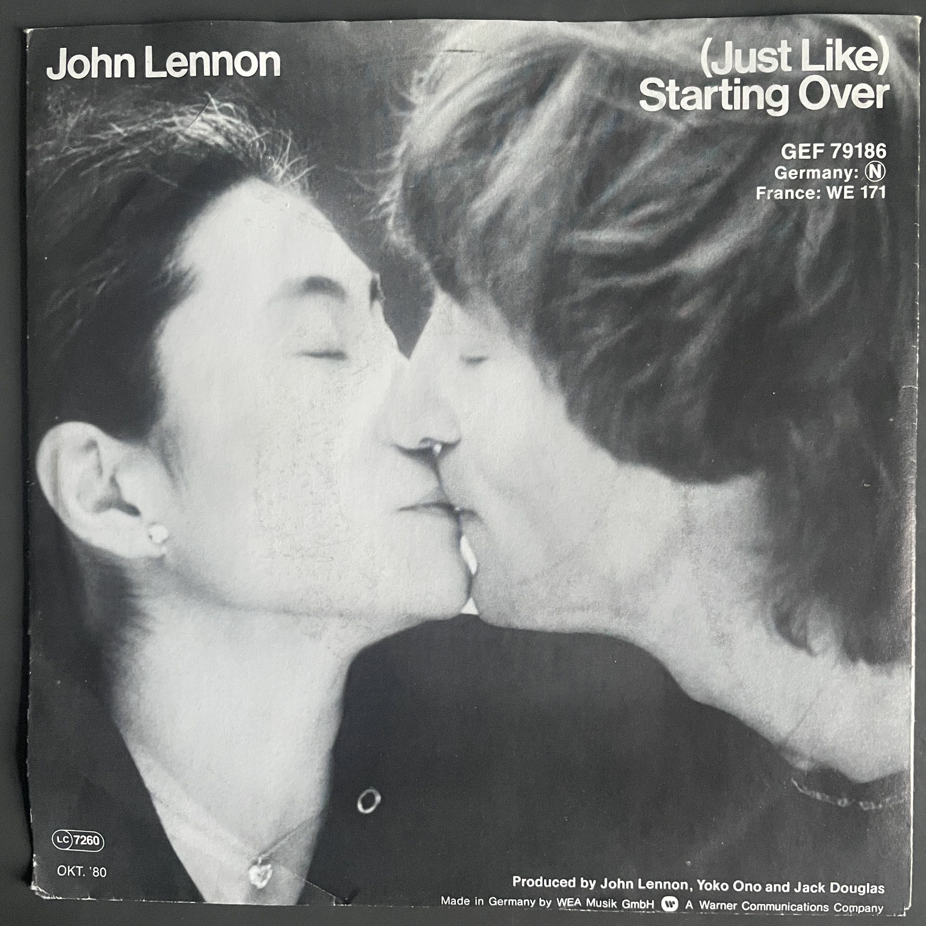 John Lennon Double Fantasy 1980. Джон Леннон и Йоко оно поцелуй. Джон Леннон целует Йоко. Джон Леннон и Йоко в Прибалтике.