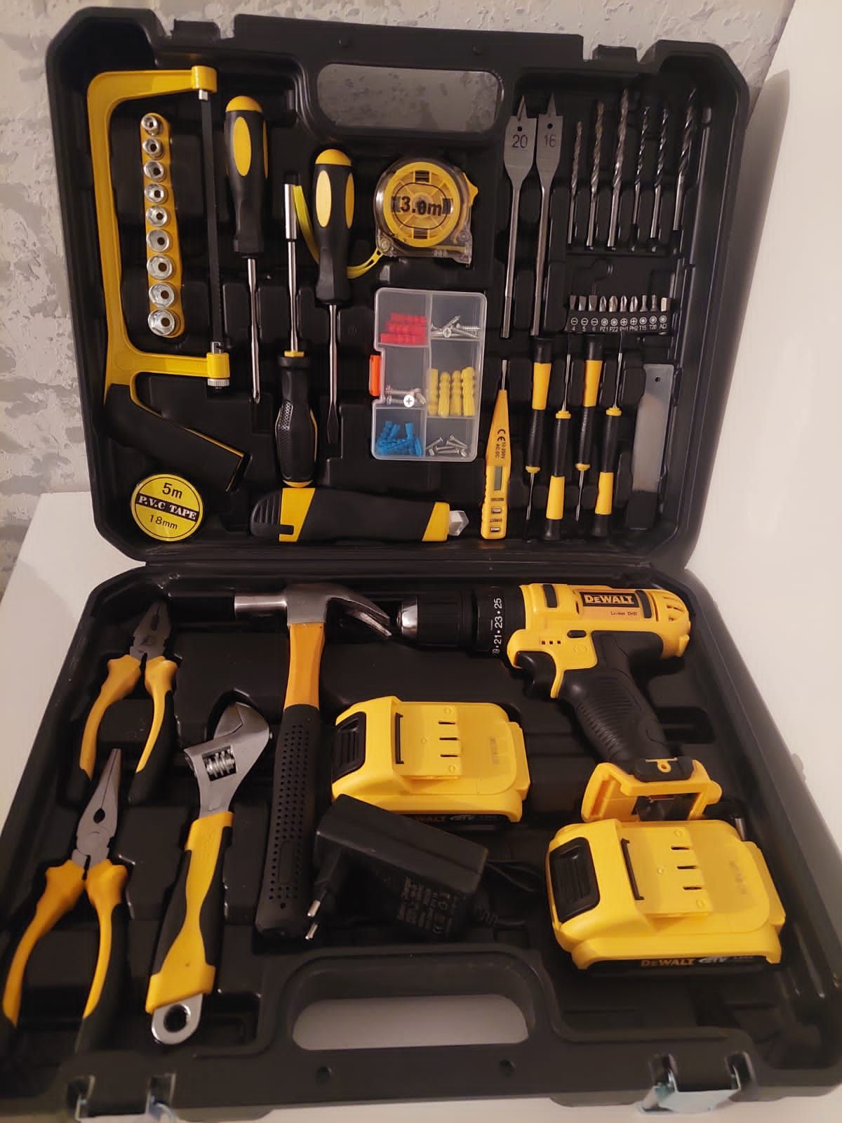 Шуруповерт DeWALT 21v, с набором инструментов премиум, От аккумулятора