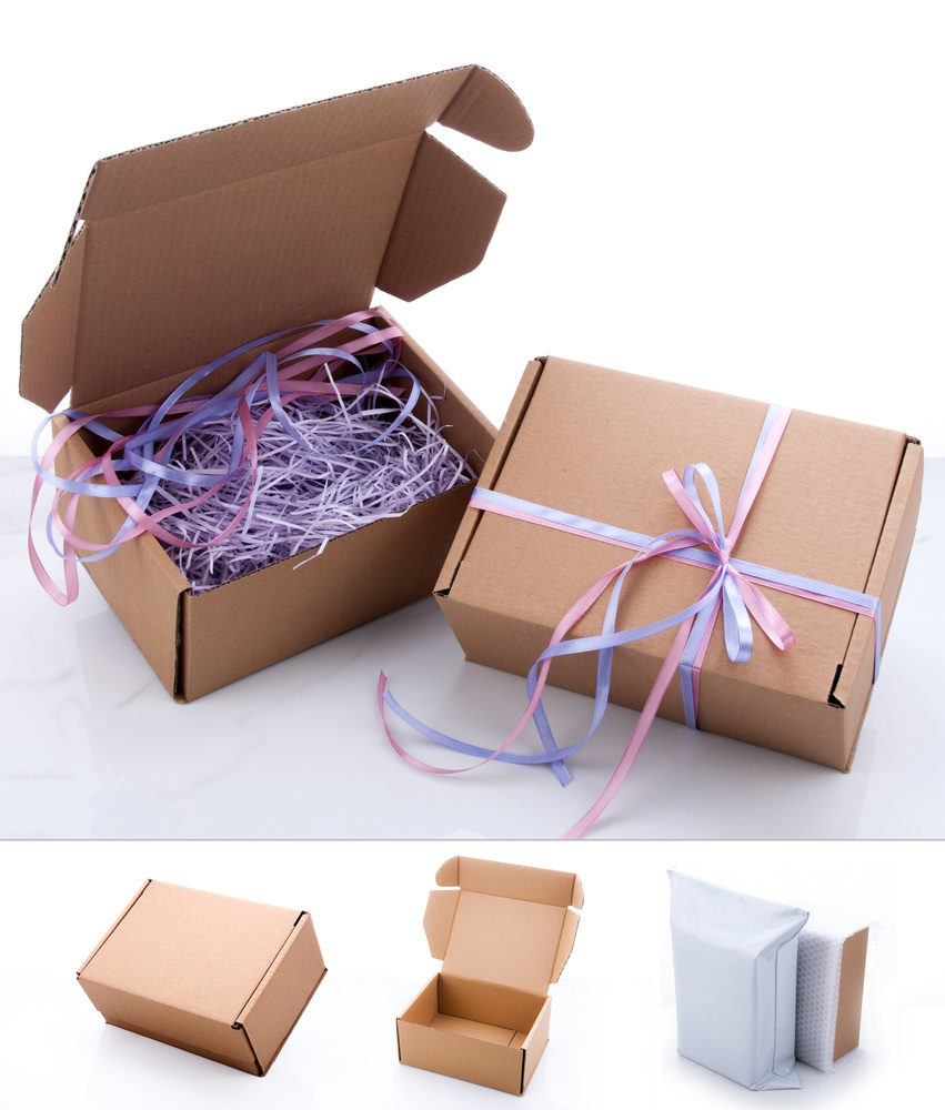 Коробка 22 22 5. Коробка 22х16х8. Коробка с наполнителем для подарка. Подарок в крафтовой бумаге. Крафтовая коробка.