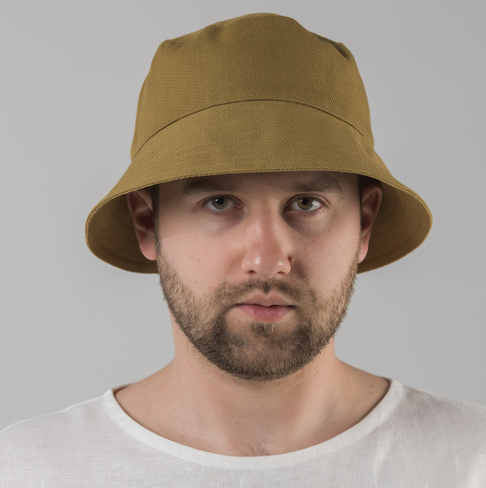 Мужчина в панаме