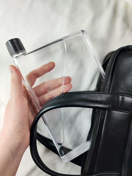 бутылка для воды на компьютерном столе