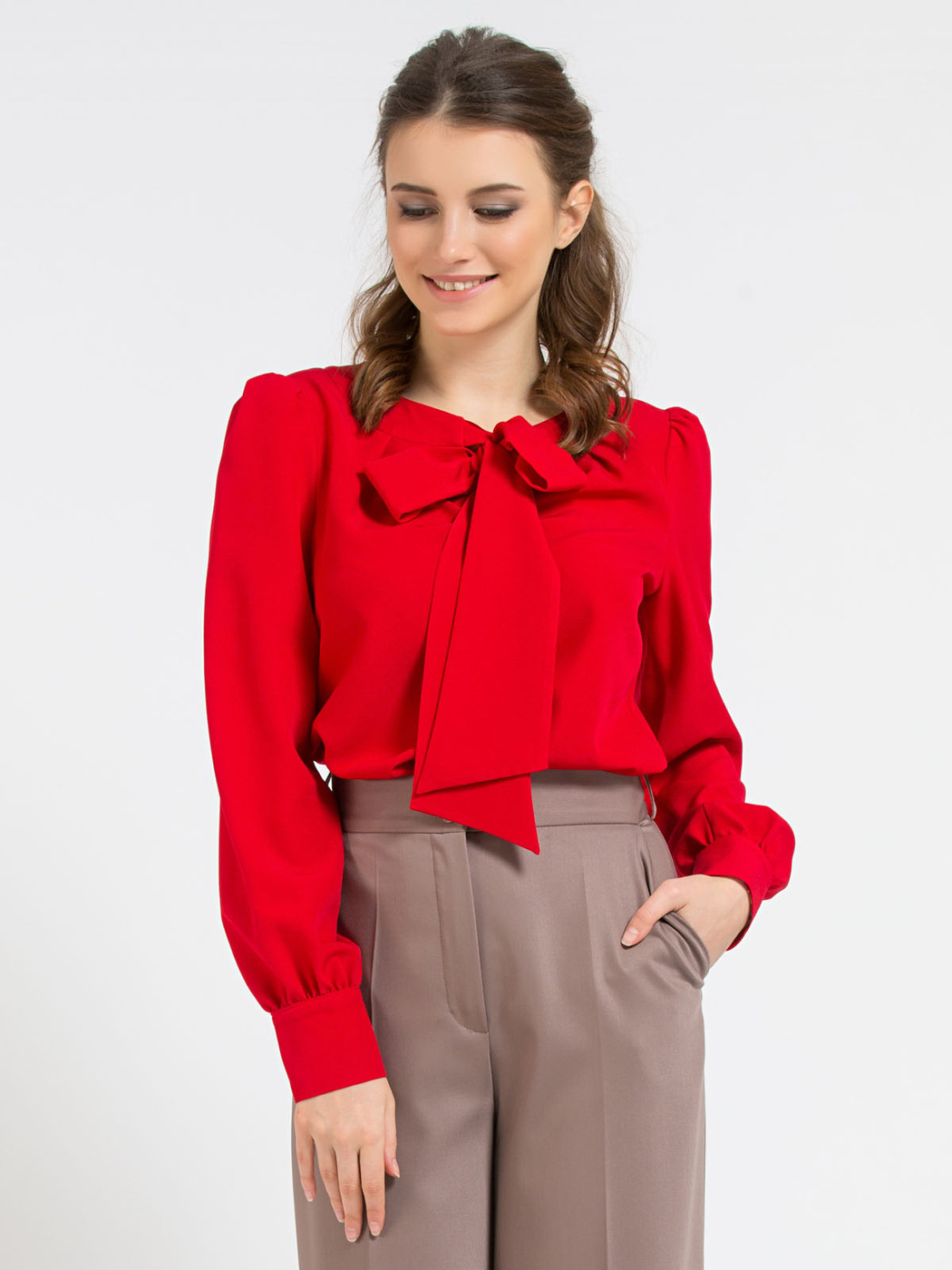 Ремикс красный цвет. Лонгслив с красными рукавами. Музыкальный альбом красный. Костюм миа миа с юбкой. Модная одежда на весну 2023 женская.