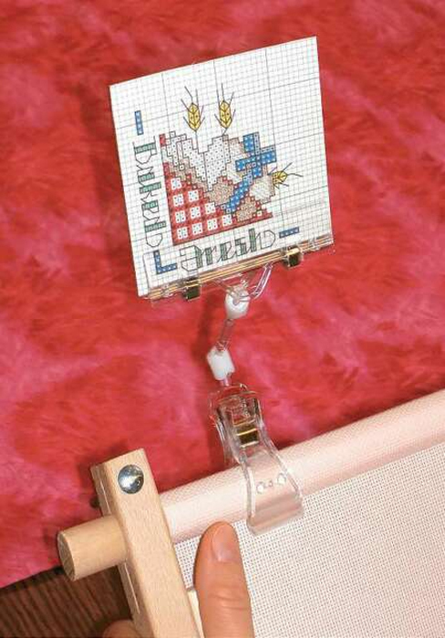 Держатель для схем. Держатель для схем вышивки. Держатель для схемы вышивания. Магнитные держатели для схем вышивки крестом. Магнитная рамка для вышивания.