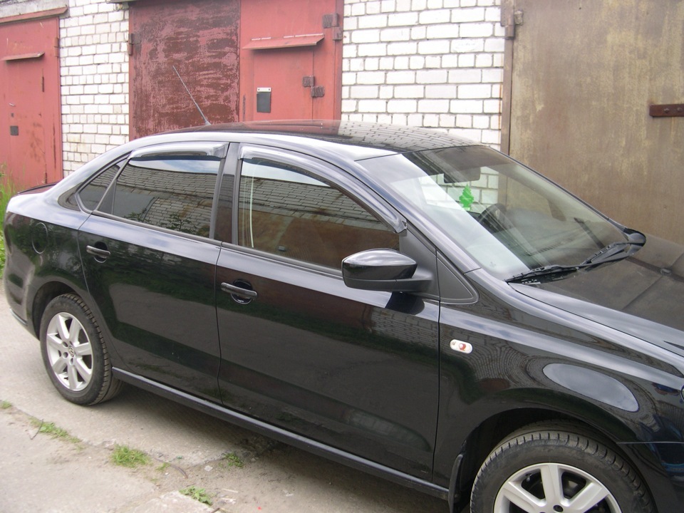 Дефлекторы polo. Дефлекторы на VW Polo sedan 2011. VW Polo sedan дефлекторы окон. Ветровики на Фольксваген поло седан. Volkswagen Polo sedan с ветровиками.