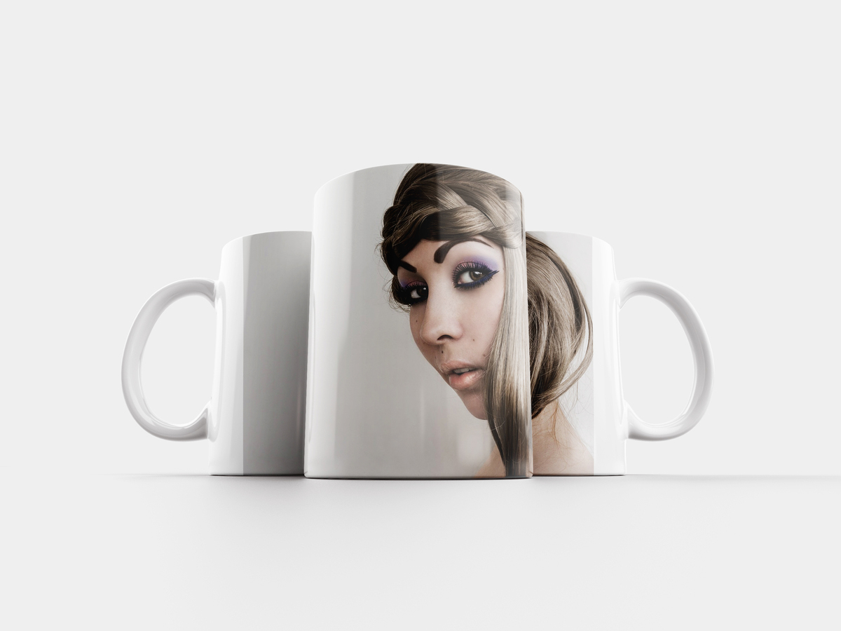 чёрные кружки для волос. чашка с девушкой внутри. в кружке волос. в кружке волос. в кружке волос.