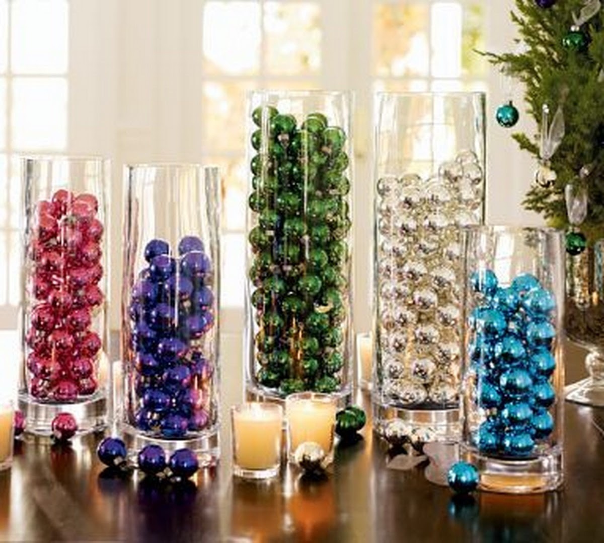 Шарики в колбах регистрация. Вазы с елочными шарами. Новогодние стеклянные вазы. Новогодний декор стеклянной вазы. Декоративные камушки для интерьера в вазу.