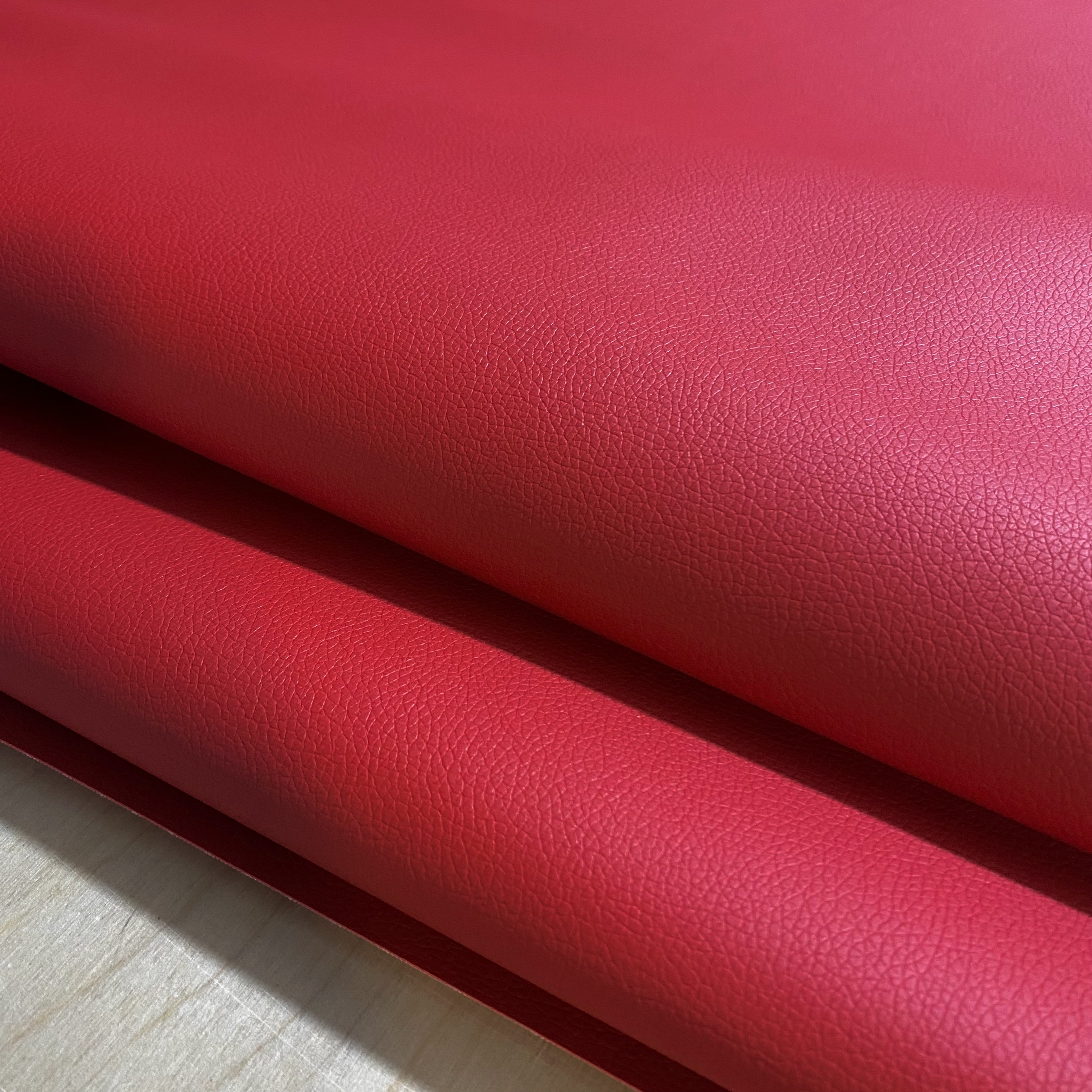 Кожзам латте эгида. Кожа ткань. Материал эко кожа. Кожаный материал. Кожзаменитель для мебели.