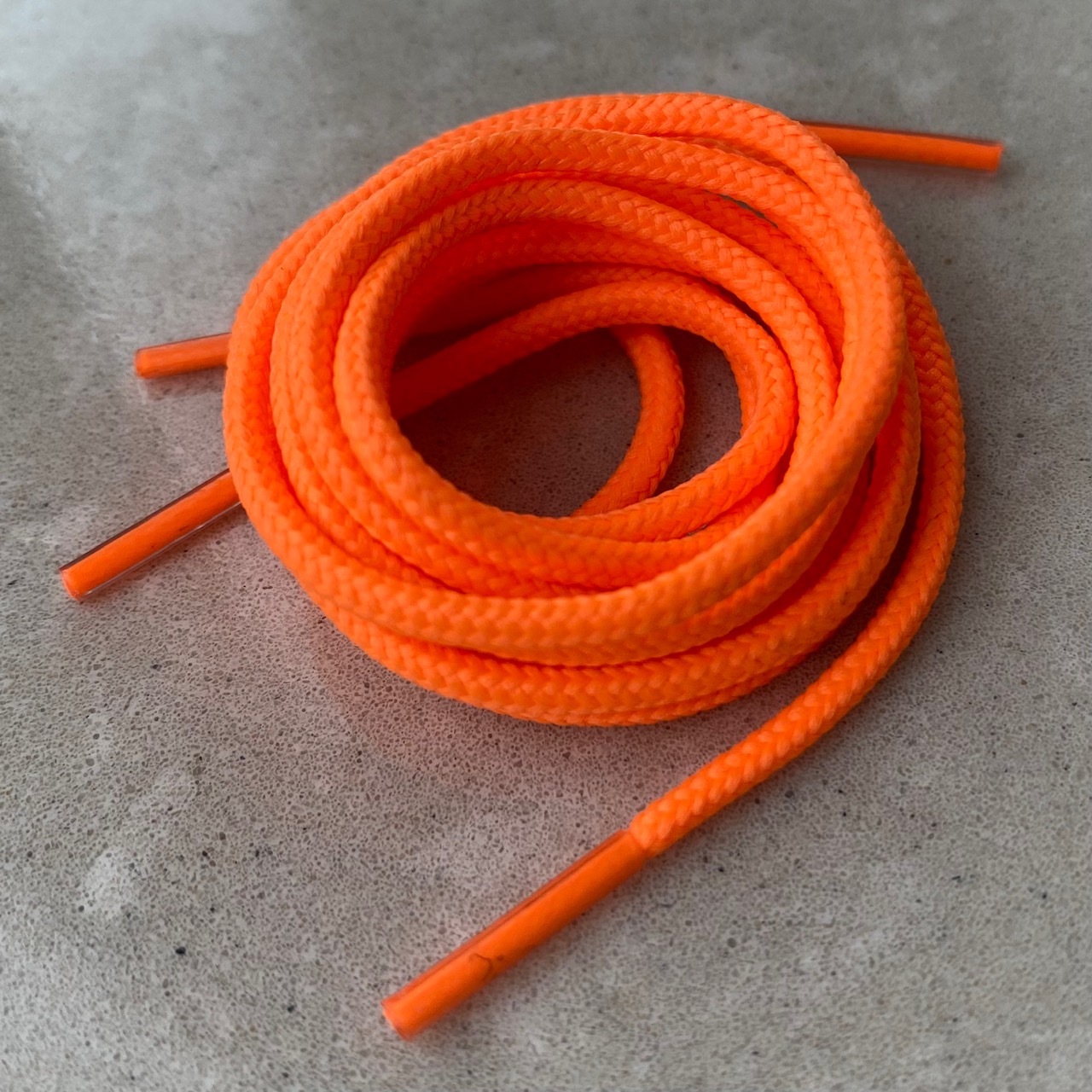 Шнурки красные l. Шнурки оранжевые круглые. Шнурки оранжевые. Шнурки обувные синт. Шнурок ярко оранжевый.