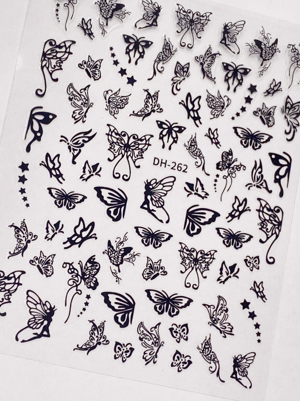 Маникюр со слайдерами с бабочками