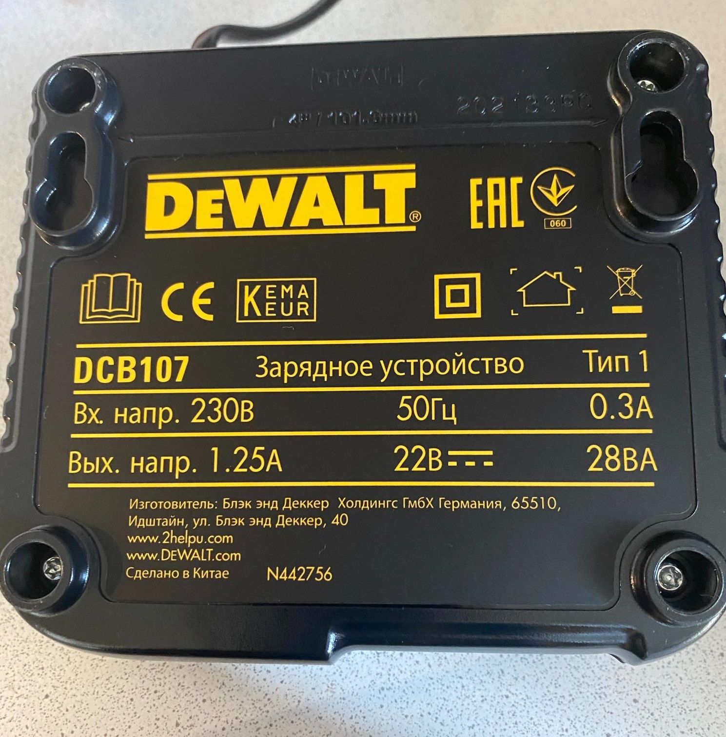 Dewalt зарядное устройство аккумуляторы. Шуруповёрт ДЕВОЛТ 10.8 вольт. Зарядка DEWALT. Зарядки DEWALT таблица. Мощность зарядника DEWALT.