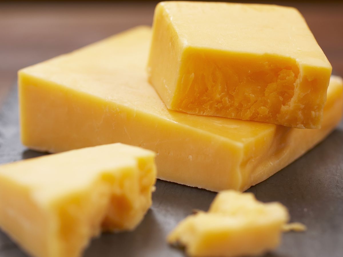 Сыр без жиров. Сыр без жиров. Сыроподобный продукт с дырками. Сыр без жиров. Сыр без жиров.