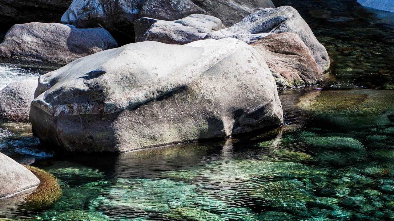 Камни под водой фото Постер на экокоже 60x110 LinxOne "Камни, вода, берег n" интерьерная - купить по 