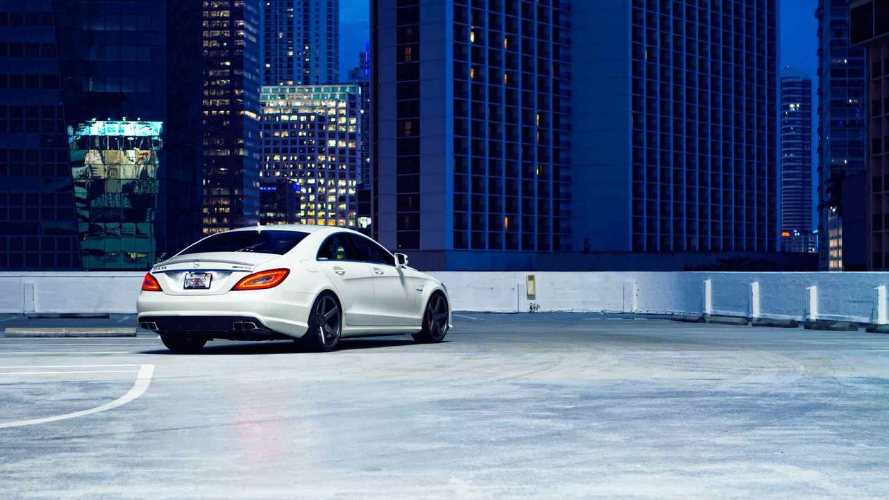 Mercedes CLS AMG 63 город