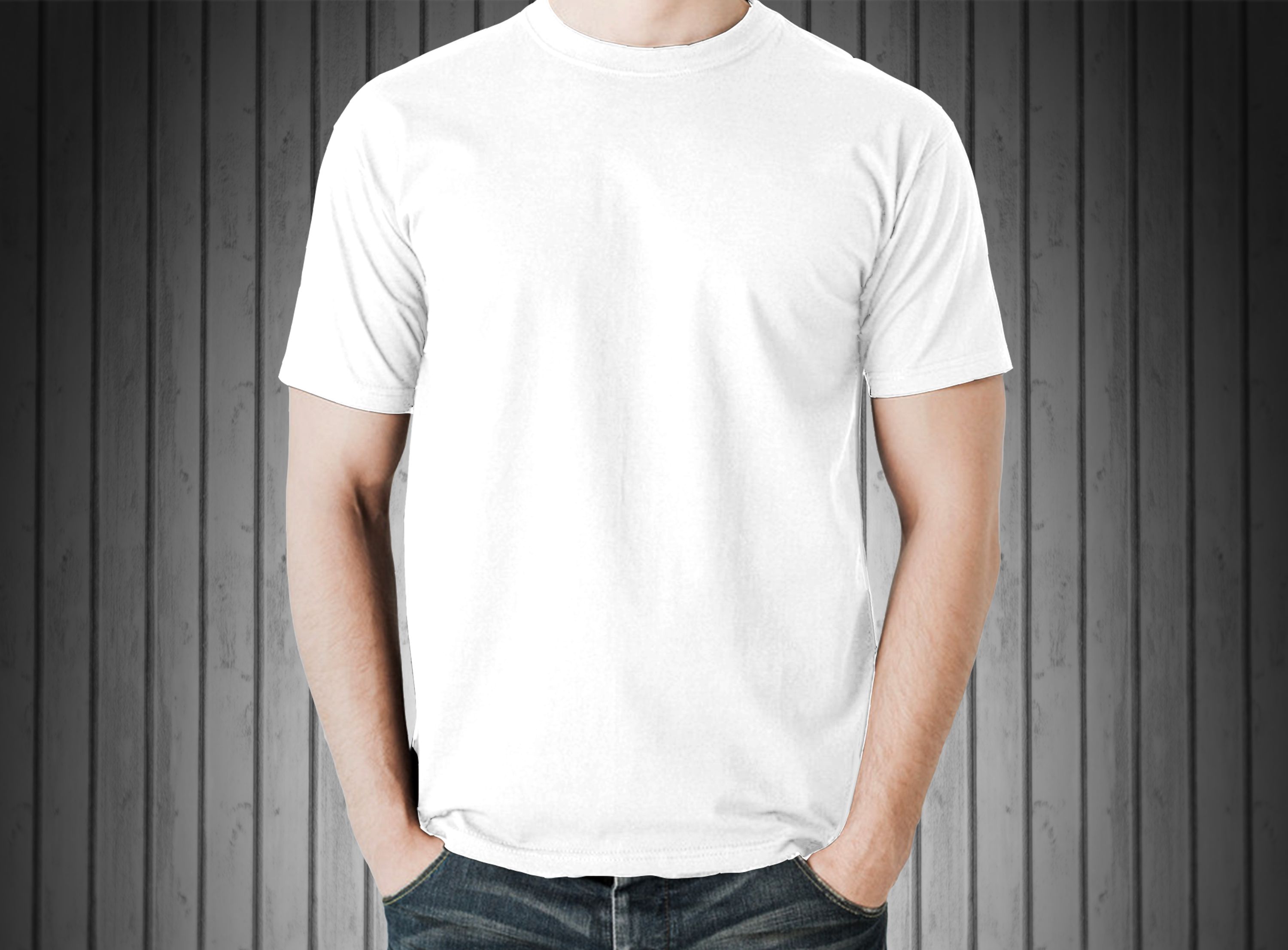 Белая футболка на человеке