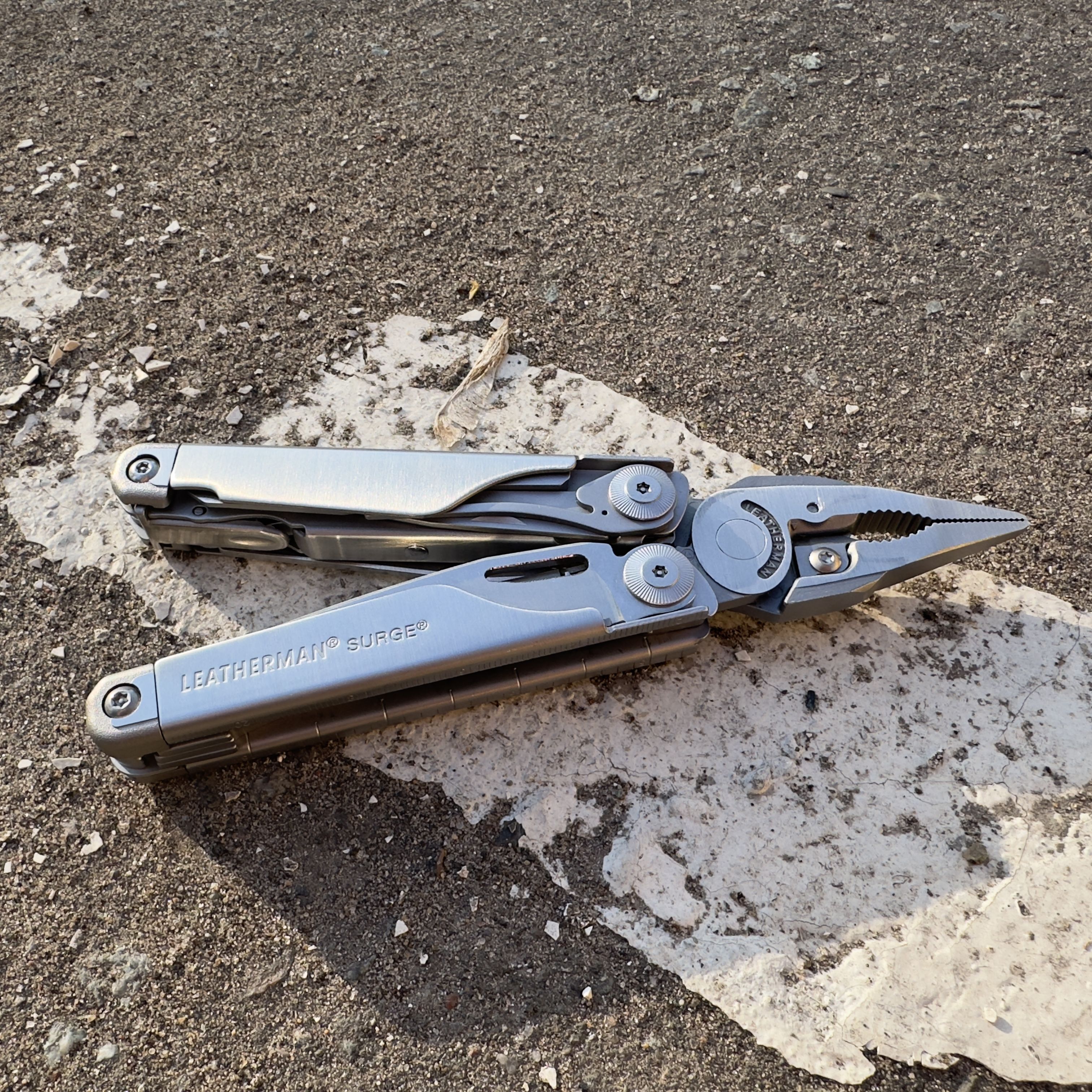 Мультитул Leatherman Surge