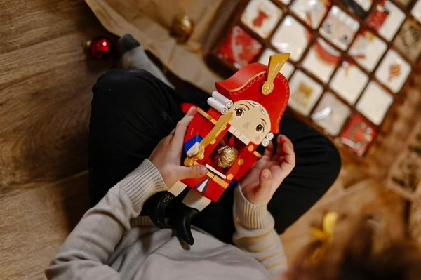 Деревянный орехокол Щелкунчик "С золотой саблей в красном мундире", 26 ...