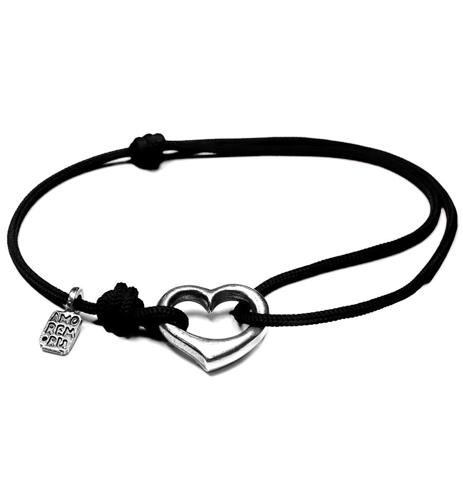 Черный браслет. Браслетик с сердечком. Браслет с черным сердечком. Золотой браслет с сердцем. Браслет сердце.