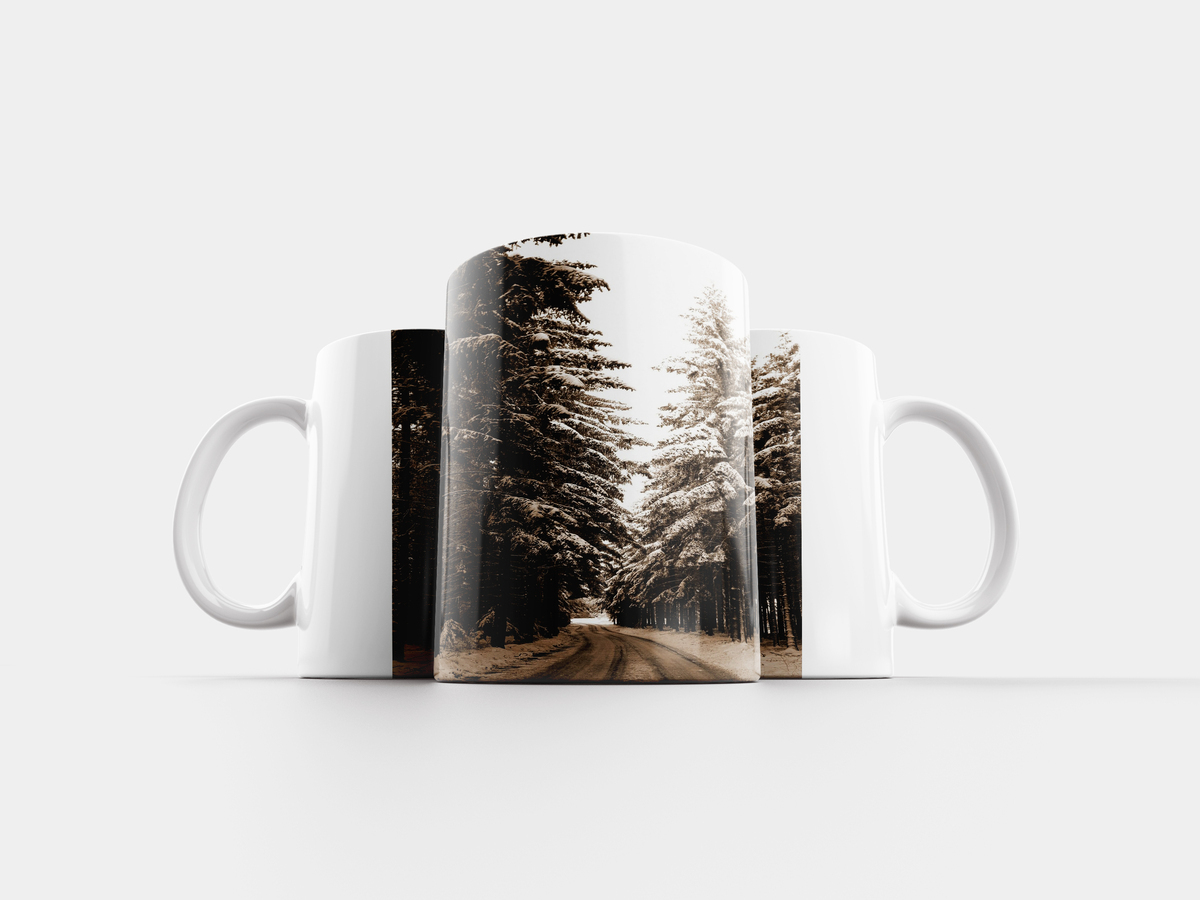 новогодний лес с кружкой. керамическая кружка мрамор. кружки из льда. кружка зимний лес. кружка зимний лес.