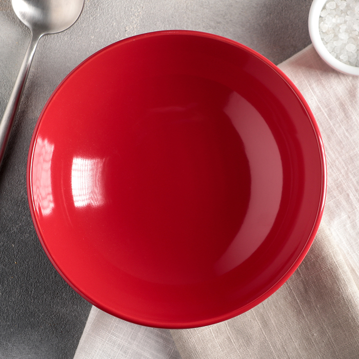 Тарелки красного цвета. Красная тарелка. Красная керамическая тарелка. Тарелка суповая красная.