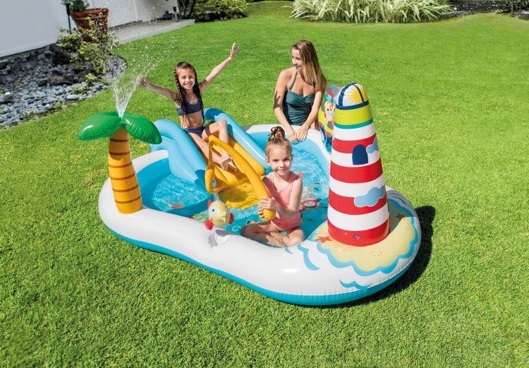 Girlfriend pool toys public