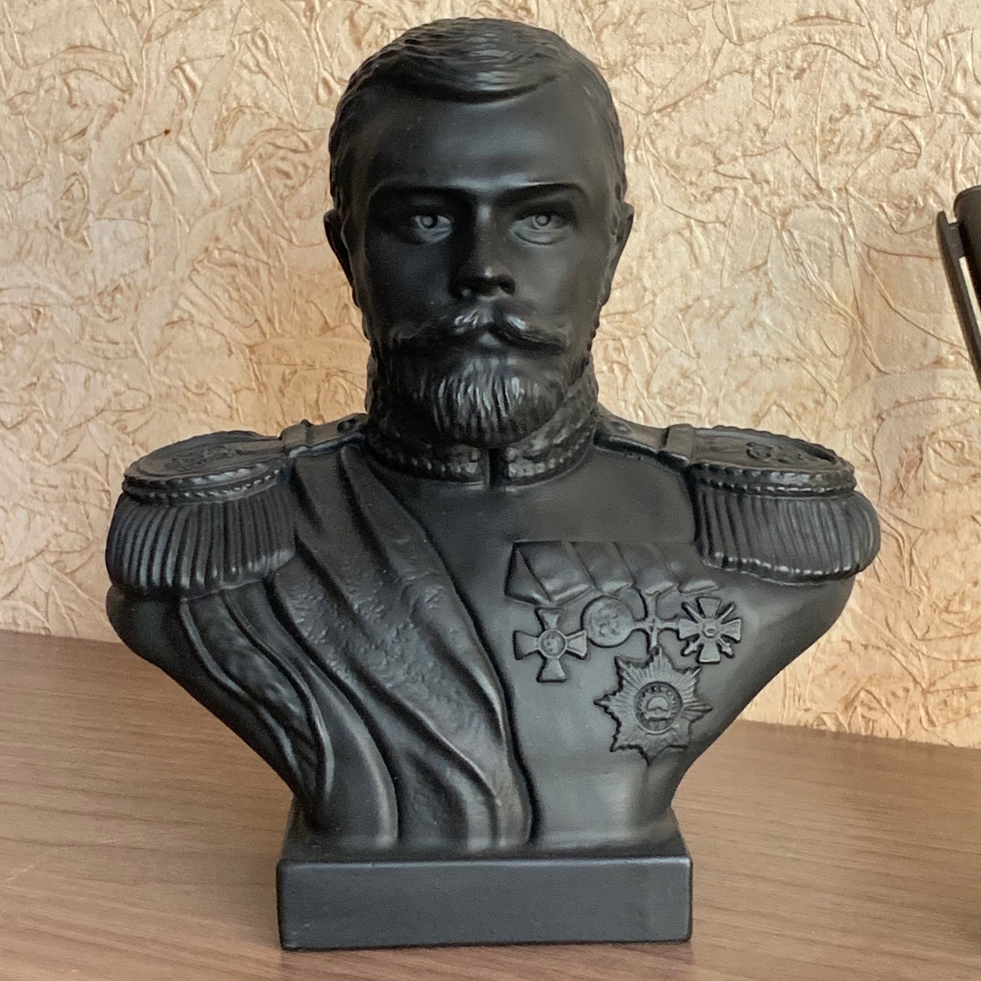 Чугунный бюст. Бюст николая 2. бюсты николаю гулаеву.