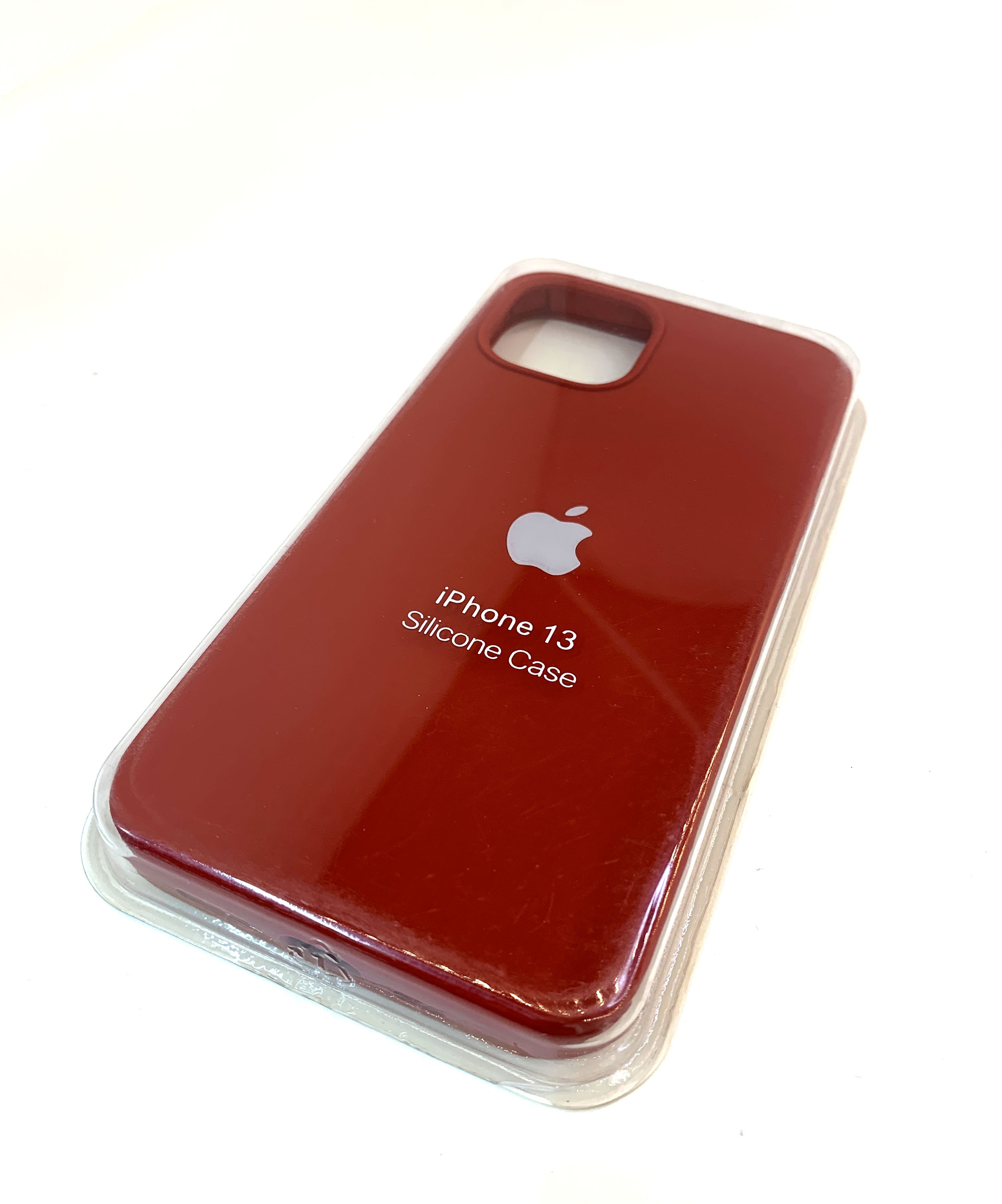Айфон 13 красный в чехле