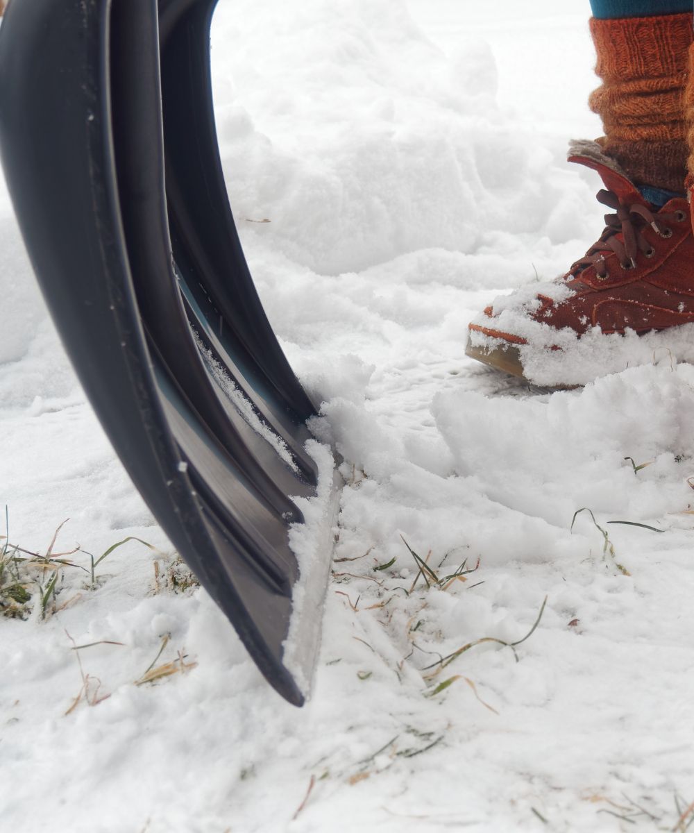 Лопата снеговая для уборки снега. Как укрепить снег. Как укрепить снег. Снежные постройки крепость. Картинки праздник снега.