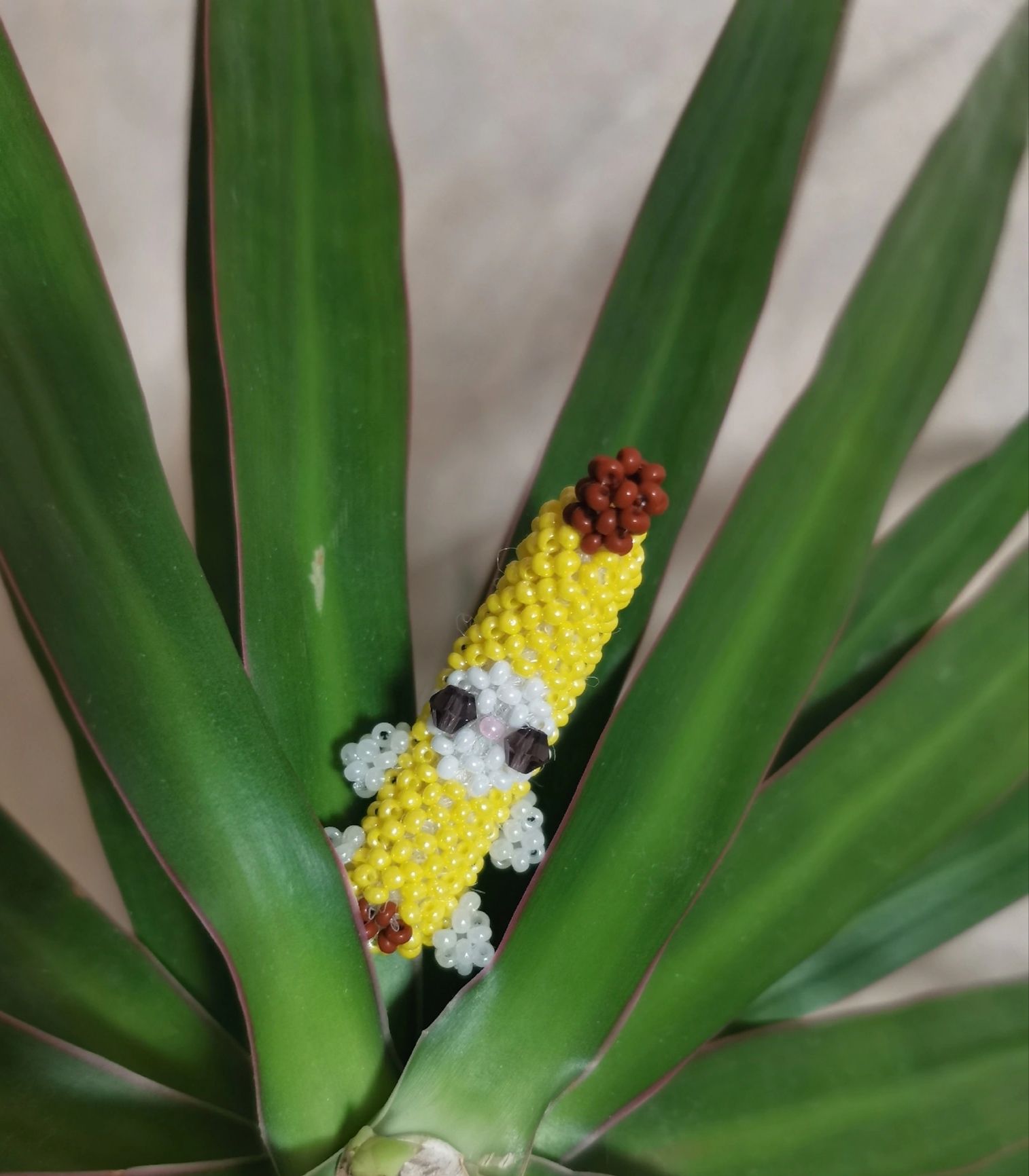 Брошь из бисера. Кот банан из бисера. Бисероплетение для начинающих. Цыпленок из бисера. Кот банан из бисера.