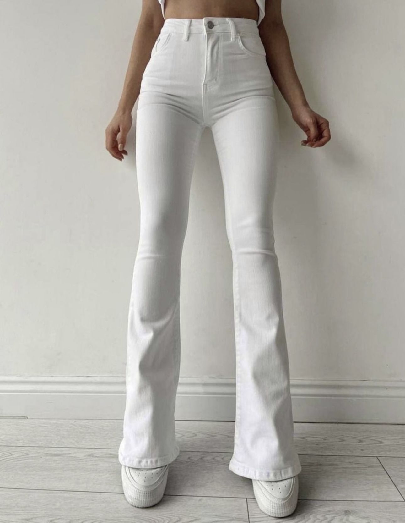 Белые джинсы женские клеш