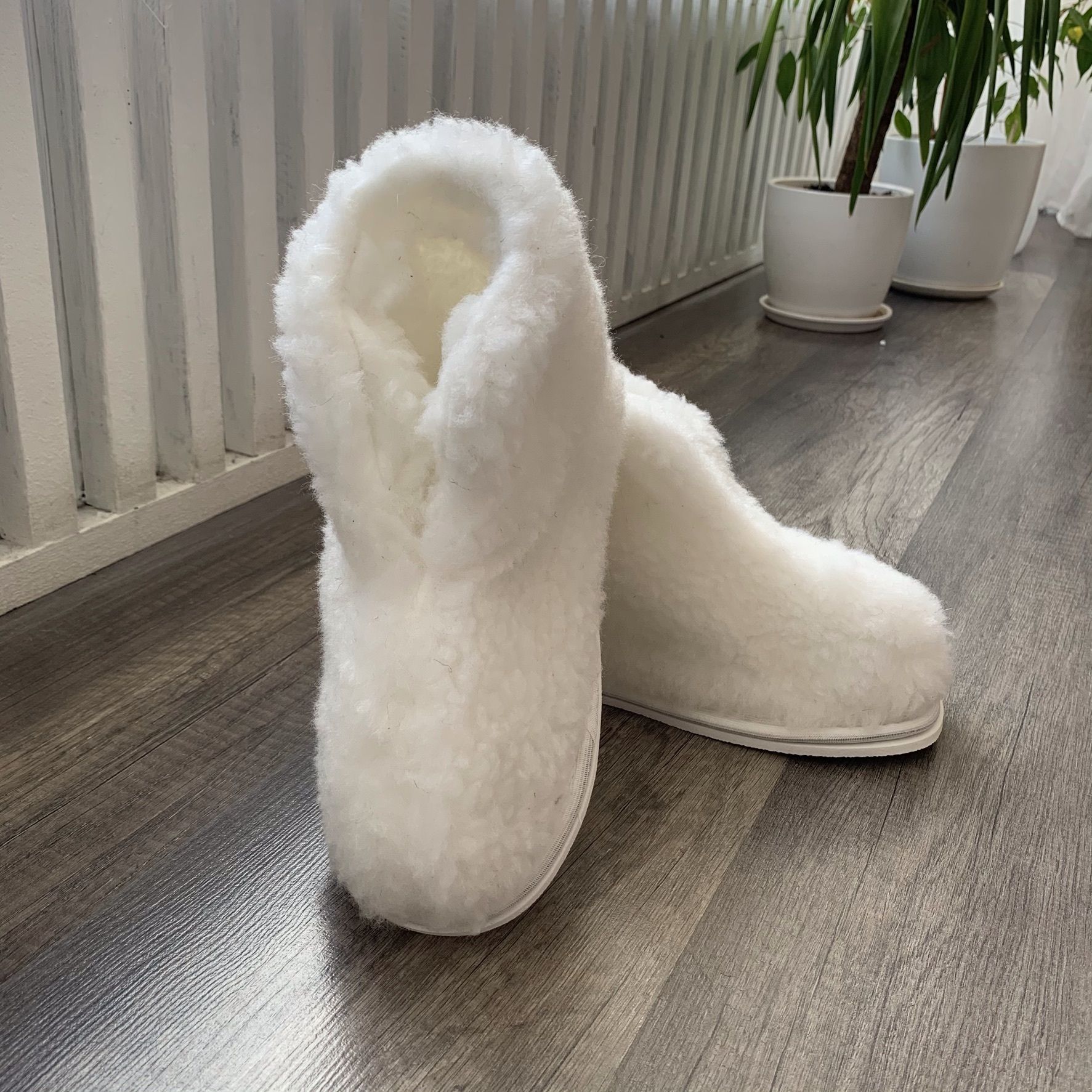 Домашние чуни белого цвета из овчины интернет магазины. Чуни белые. Сапоги из овчины. Чуни белые. Чуни вилмар меховые.