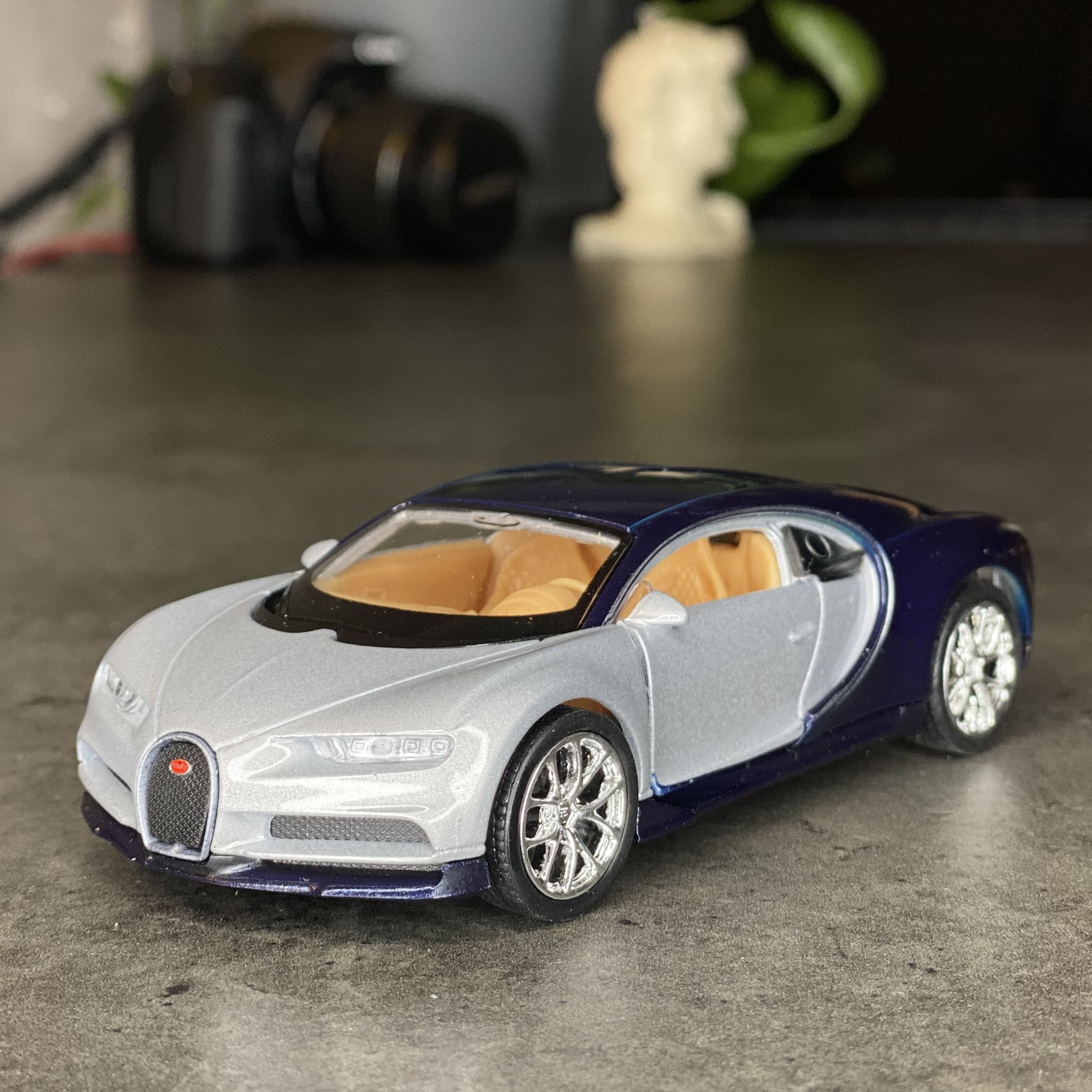   Welly BUGATTI CHIRON      - -        -  OZON 1237176402