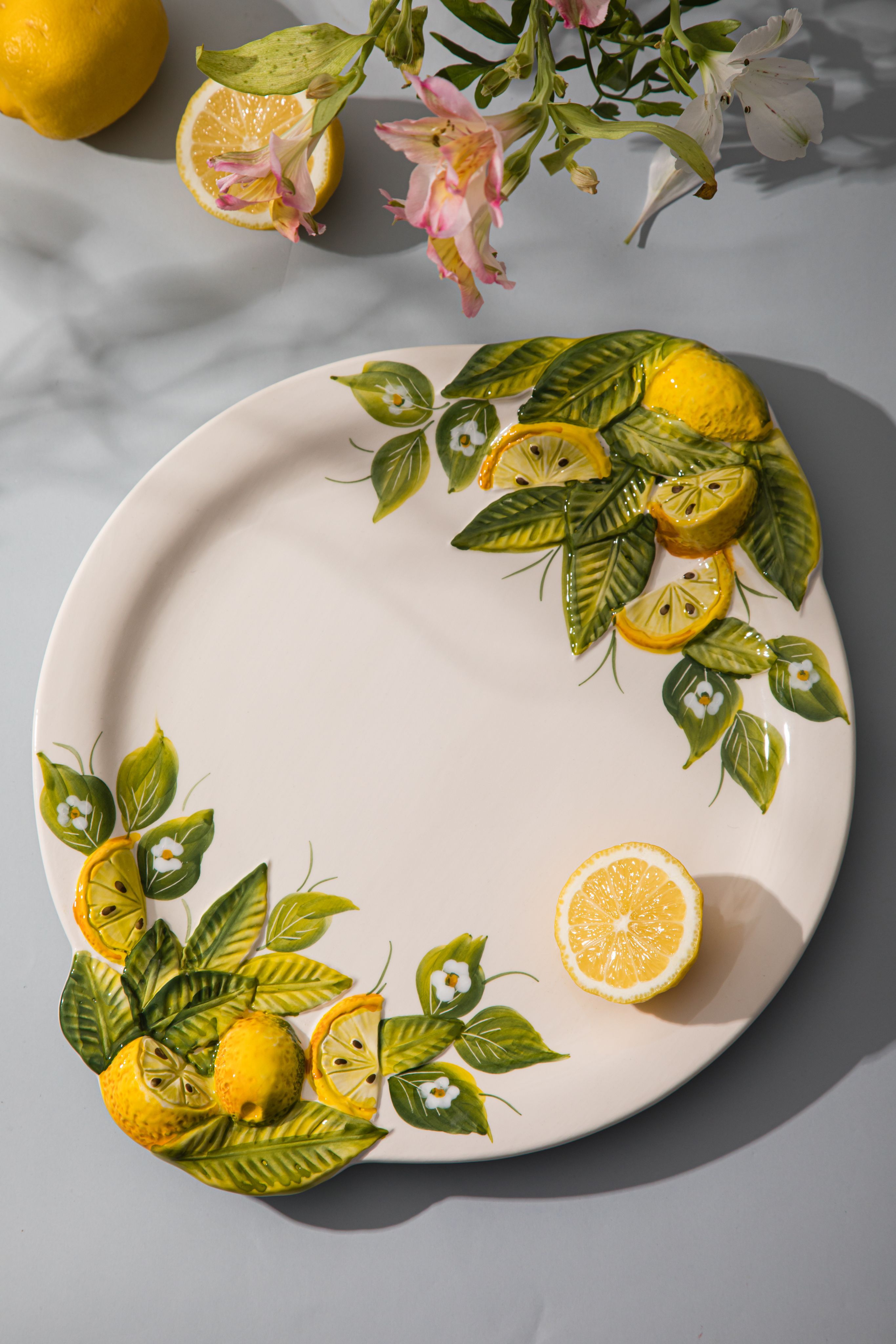 Тарелки с лимонами. Лимон на тарелке. Лимон керамика. Лимон на блюдце. Вышивка тарелка с лимонами.