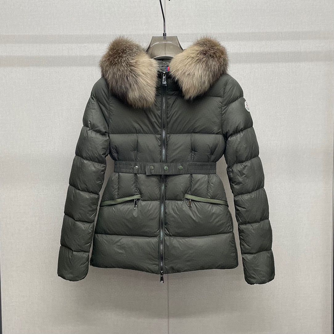 Пуховики реплики. Moncler женская одежда. Одежда Moncler женская на человеке. Жилет монклер женский.