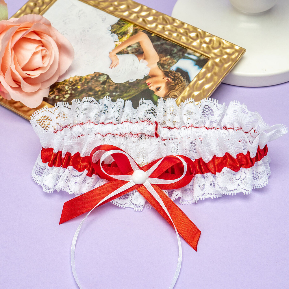 Кружевная подвязка для невесты на свадьбу из белого кружева с красной лентой, контрастным бантом в алой #1