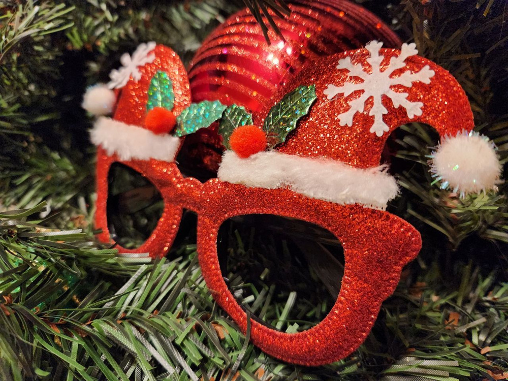 Карнавальные новогодние праздничные очки блестящие Колпачки Деда Мороза, красные  #1