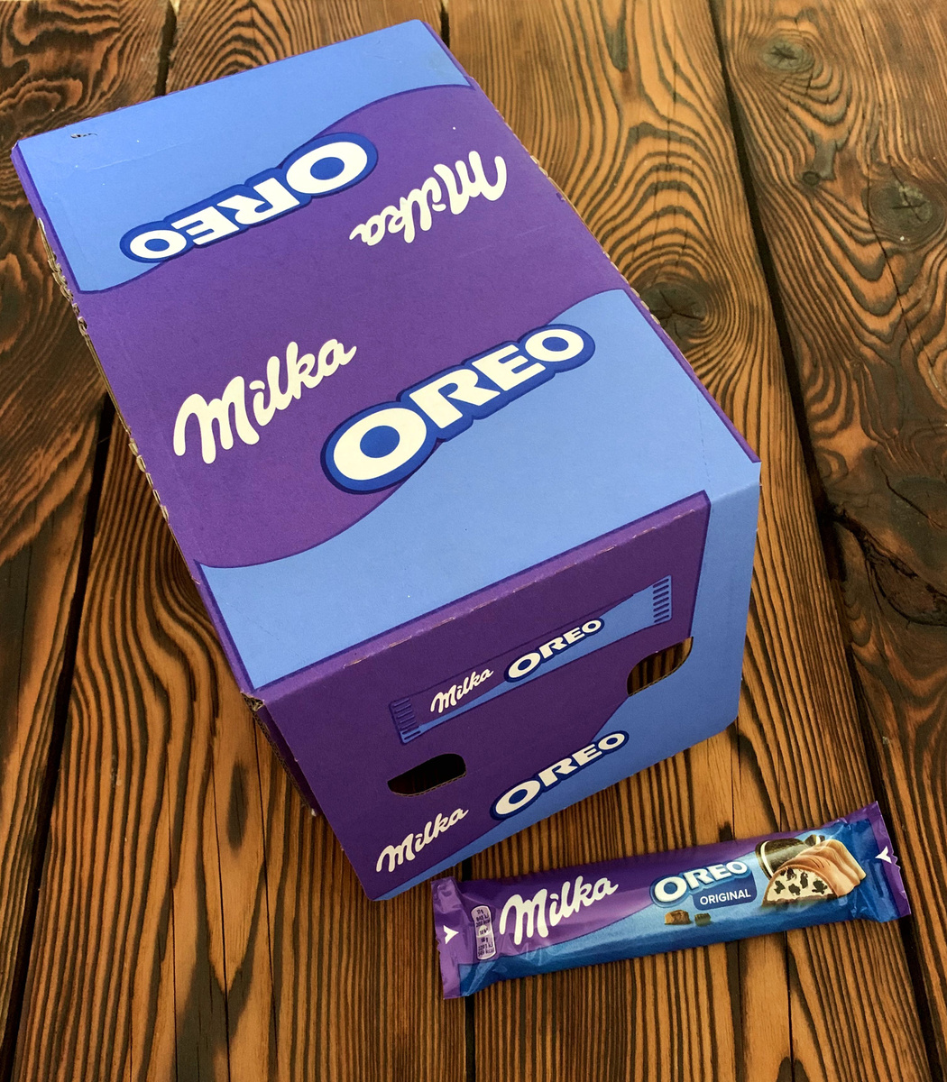 Молочный шоколадный батончик Милка Oreo с хрустящим шоколадным печеньем ...
