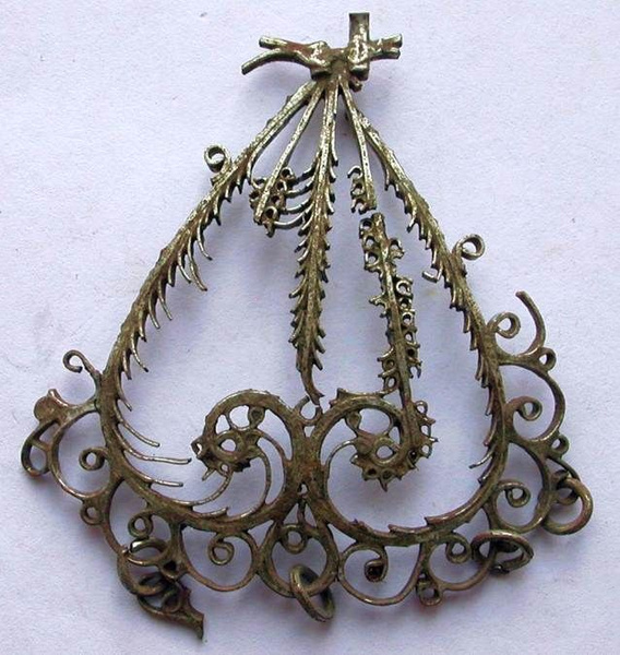 старинный амулет на подоконнике