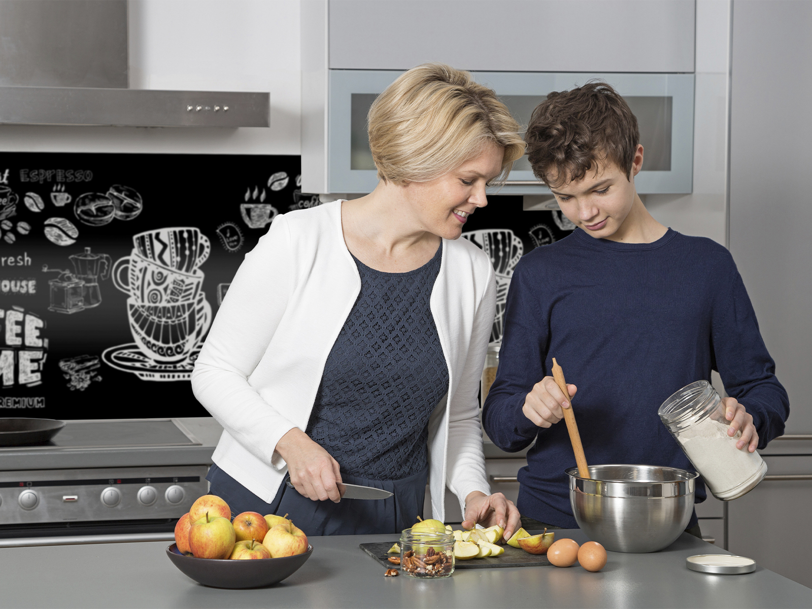 Мама с сыном русская кухня. Мама на кухне. Мама и подросток на кухне. Фотосессия мама с сыном на кухне. Сыночек на кухне с мамкой.