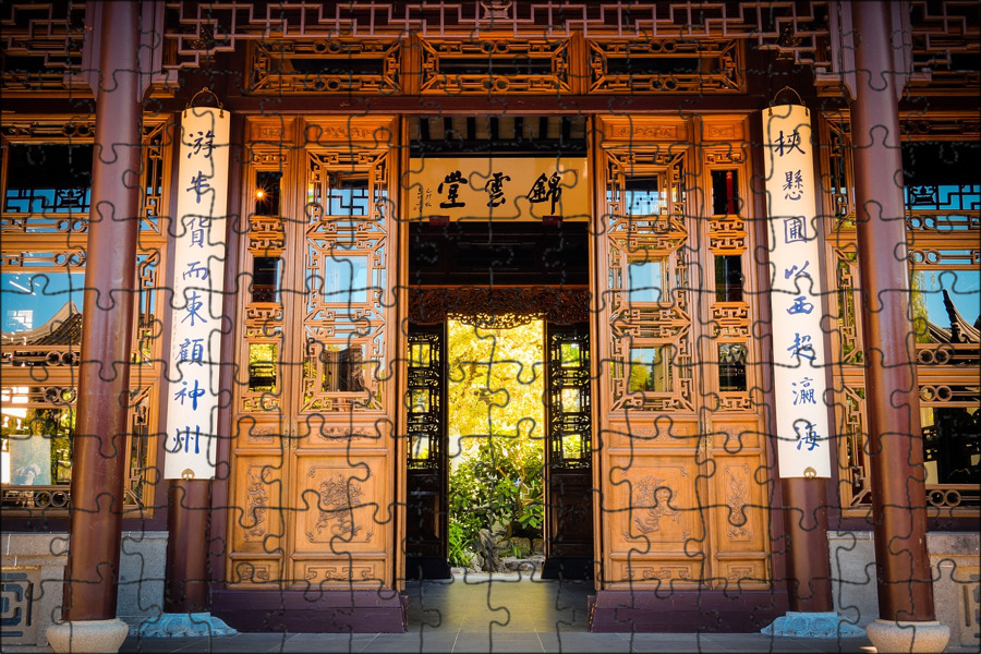 Двери в китайских домах. Двери китайских дворцов. Китайские двери традиционные. Двери в китайском Дворце. Дверь Китая в зданиях.