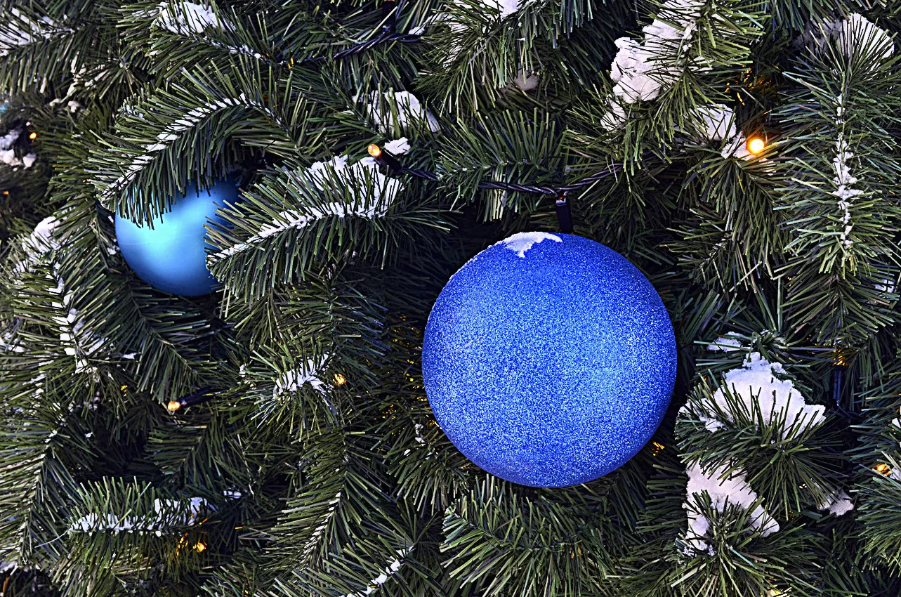Синие шары на елку. Елка с синими шарами. Елочные шары на елке. Елка с голубыми шариками.