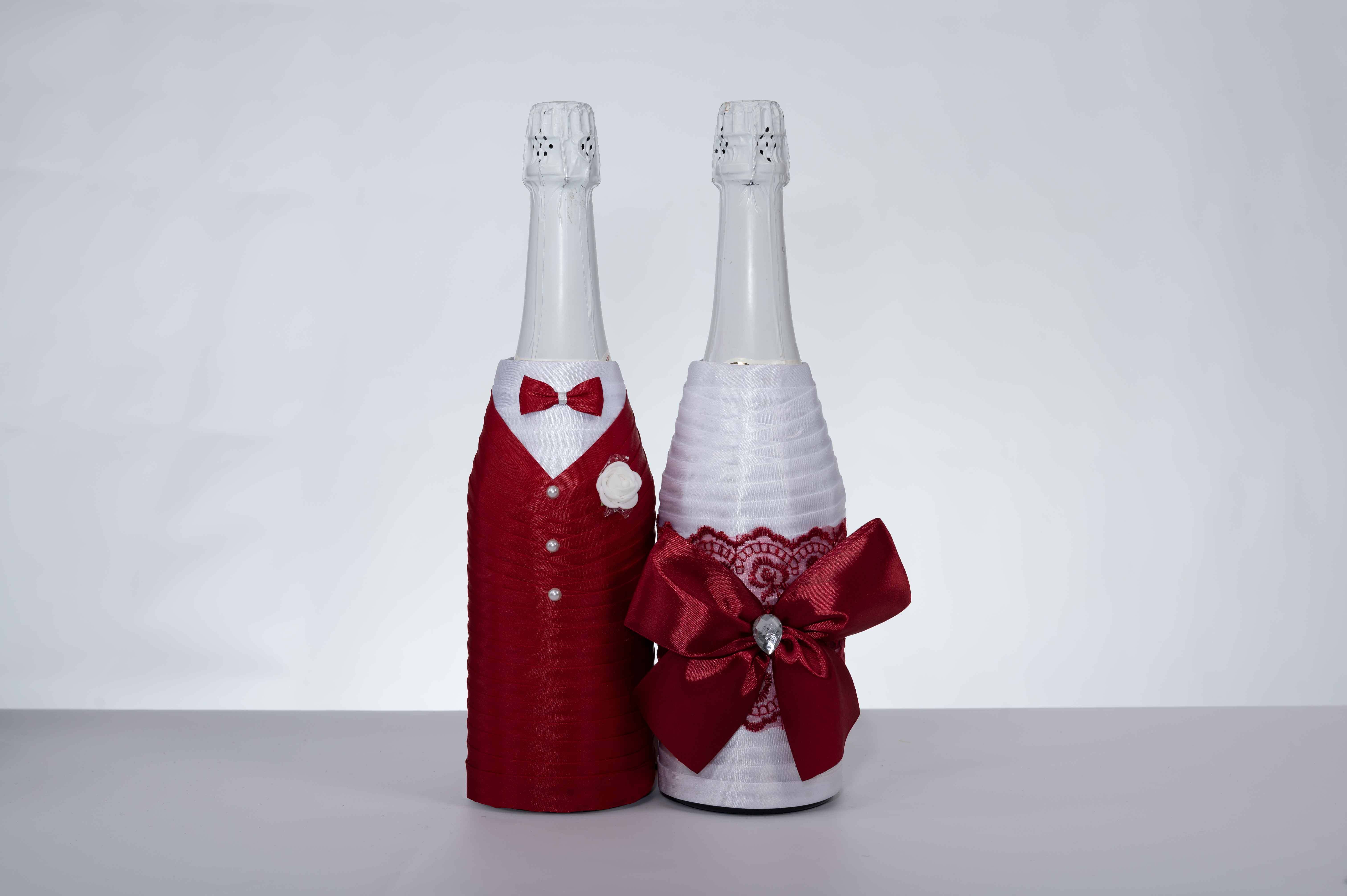 Свадебный декор из бутылок шампанского и бокалов в золотых тонах