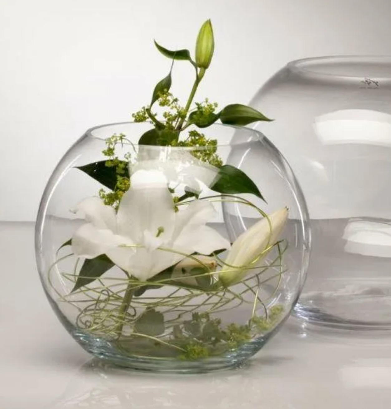 Цветы в стеклянной вазе фото