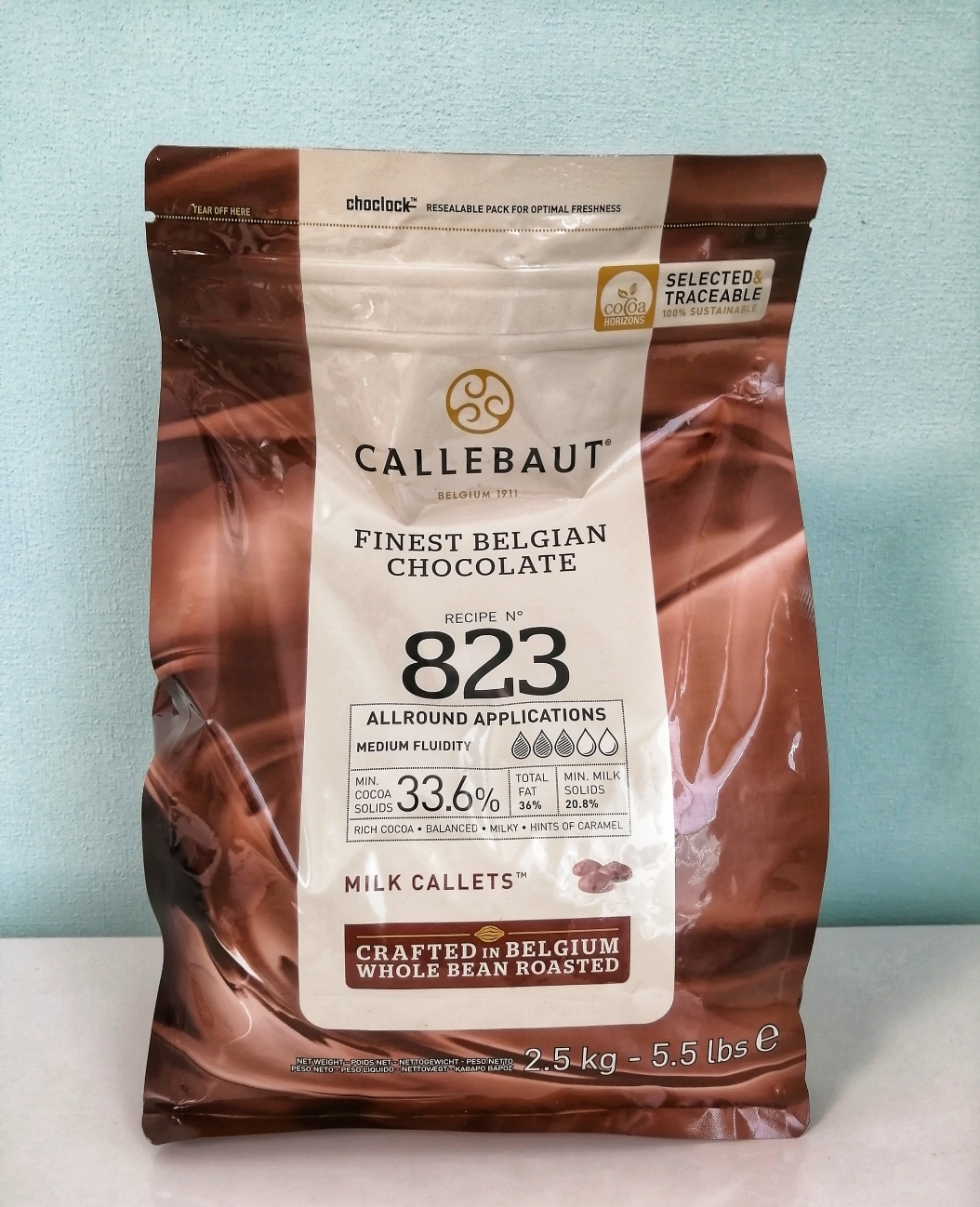 Состав шоколада каллебаут. Callebaut шоколад 823. Шоколад Каллебаут 2,5 кг. Молочный шоколад Callebaut 33.6. Бельгийский шоколад Каллебаут.