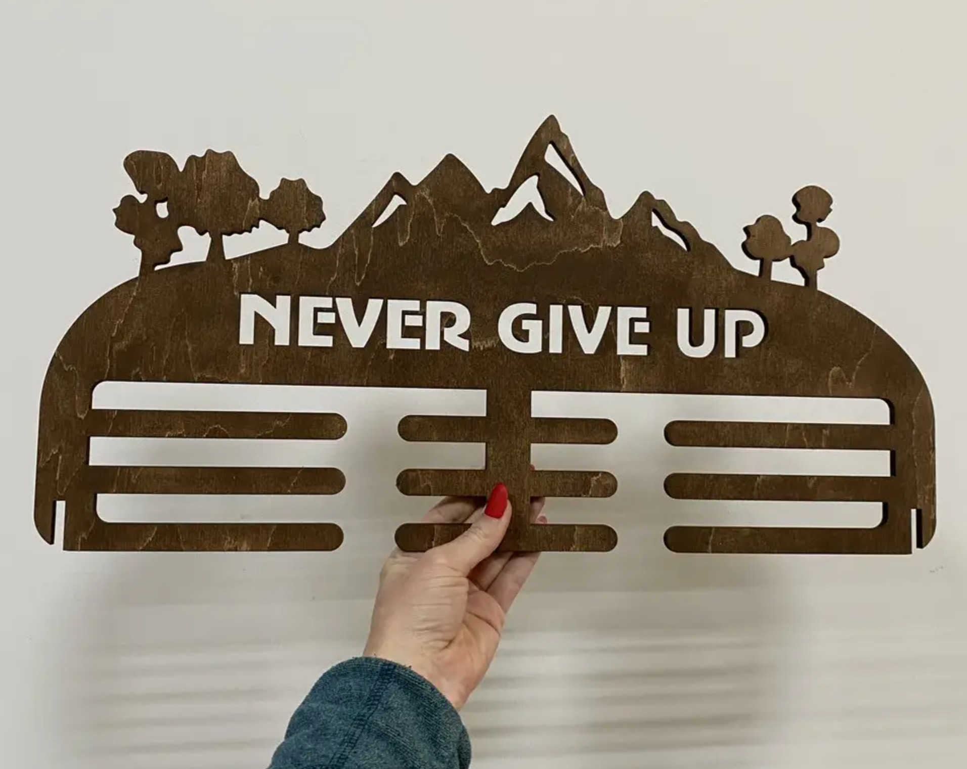 Медальница "Never give up"