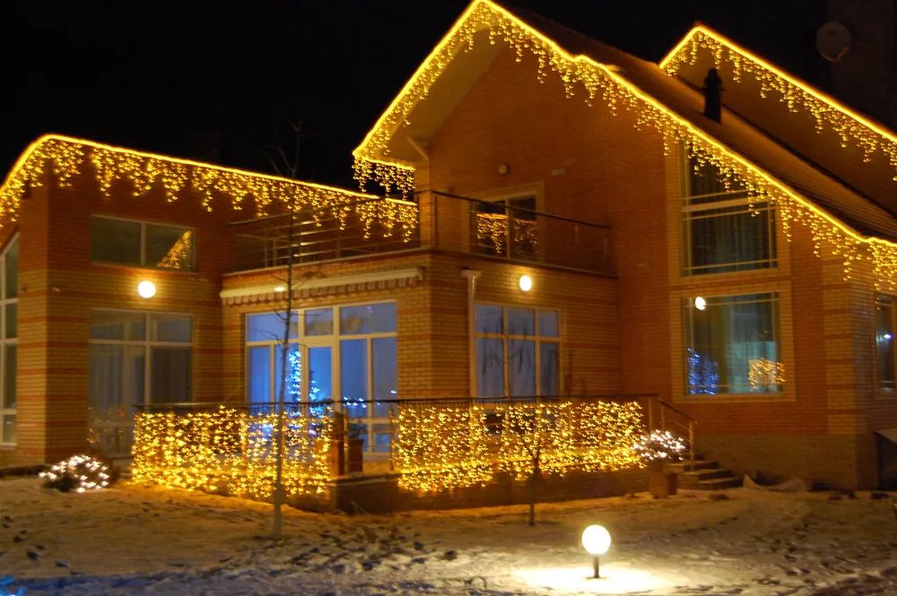 Украшение загородного дома гирляндами. Гирлянда бахрома на доме. Гирлянда бахрома уличная на здании. Гирлянда бахрома на доме. Гирлянда для фасада бахрома.