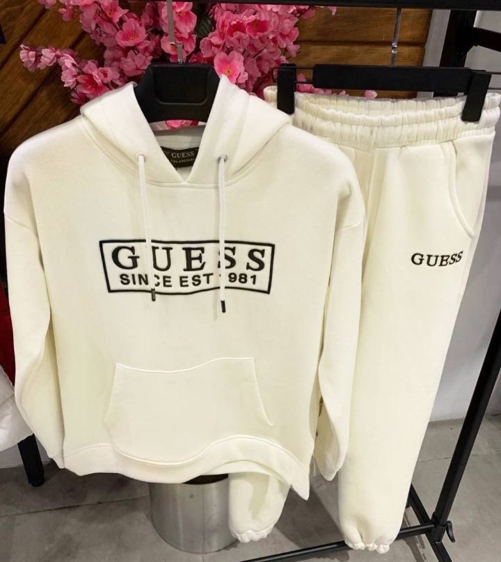 Спортивный костюм guess. Белый костюм Гесс новая коллекция.